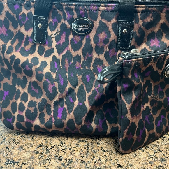 6 great condition hand bags ozone come with wallets. Serious inquiries only. - Picture 3 of 10